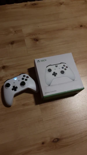 Xbox Wireless Controller - Hej, just nu säljer jag en vit Xbox kontroll i fint skick. Det finns en liten defekt på ena spaken som jag visar på sista bilden😊 Nypris-Ungefär 630 kr  Mitt pris- 300 kr Pris kan diskuteras Boxen följer också med✅