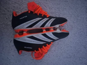 Adidas Predator Club FxG Solar Energy strl 40 - Säljer ett par adidas Predator Club FxG Solar Energy. Dom är användar men fortfarande i bra skick! Inga skador på dom!