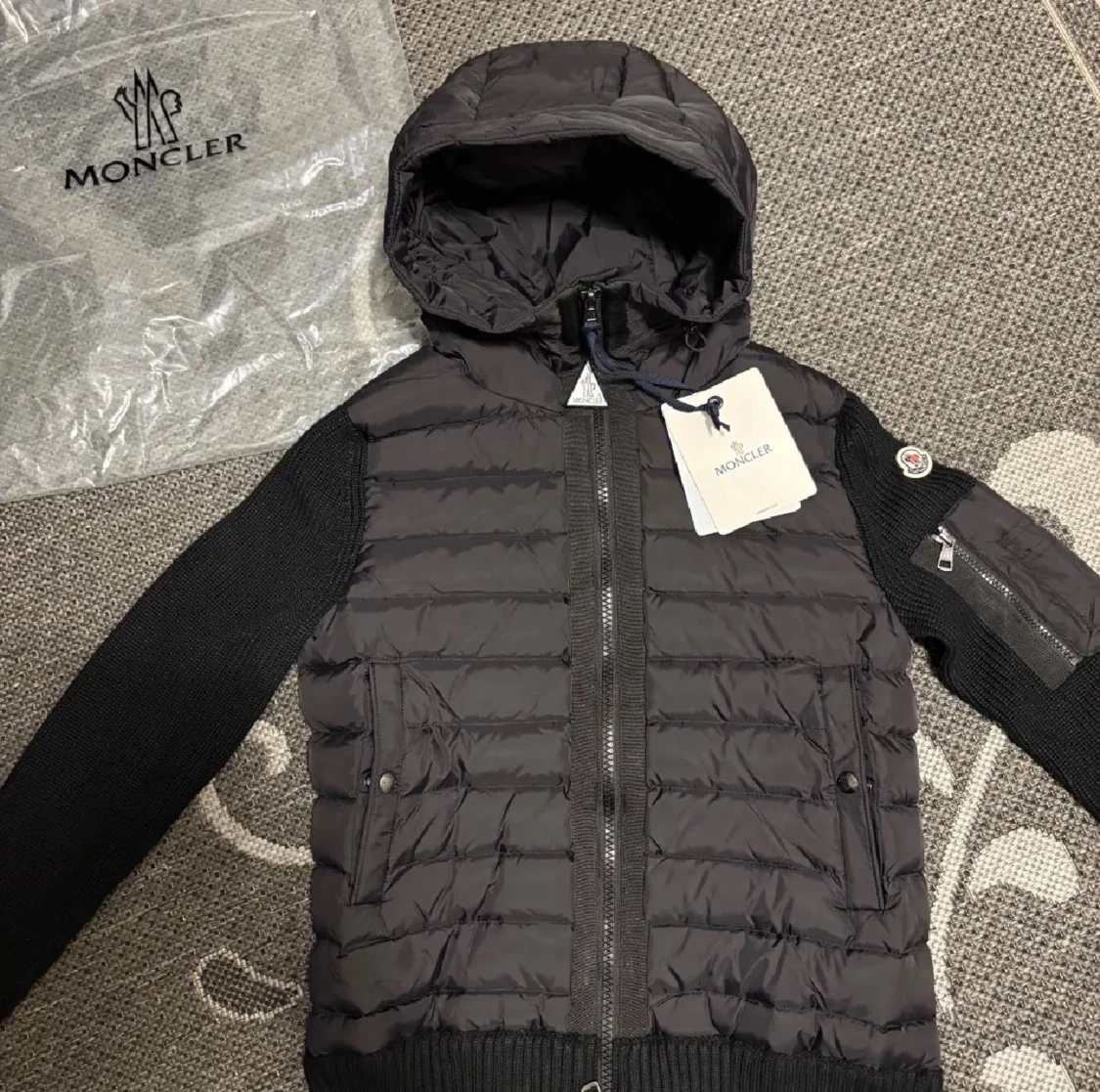 Svart Moncler pufferjacka med huva