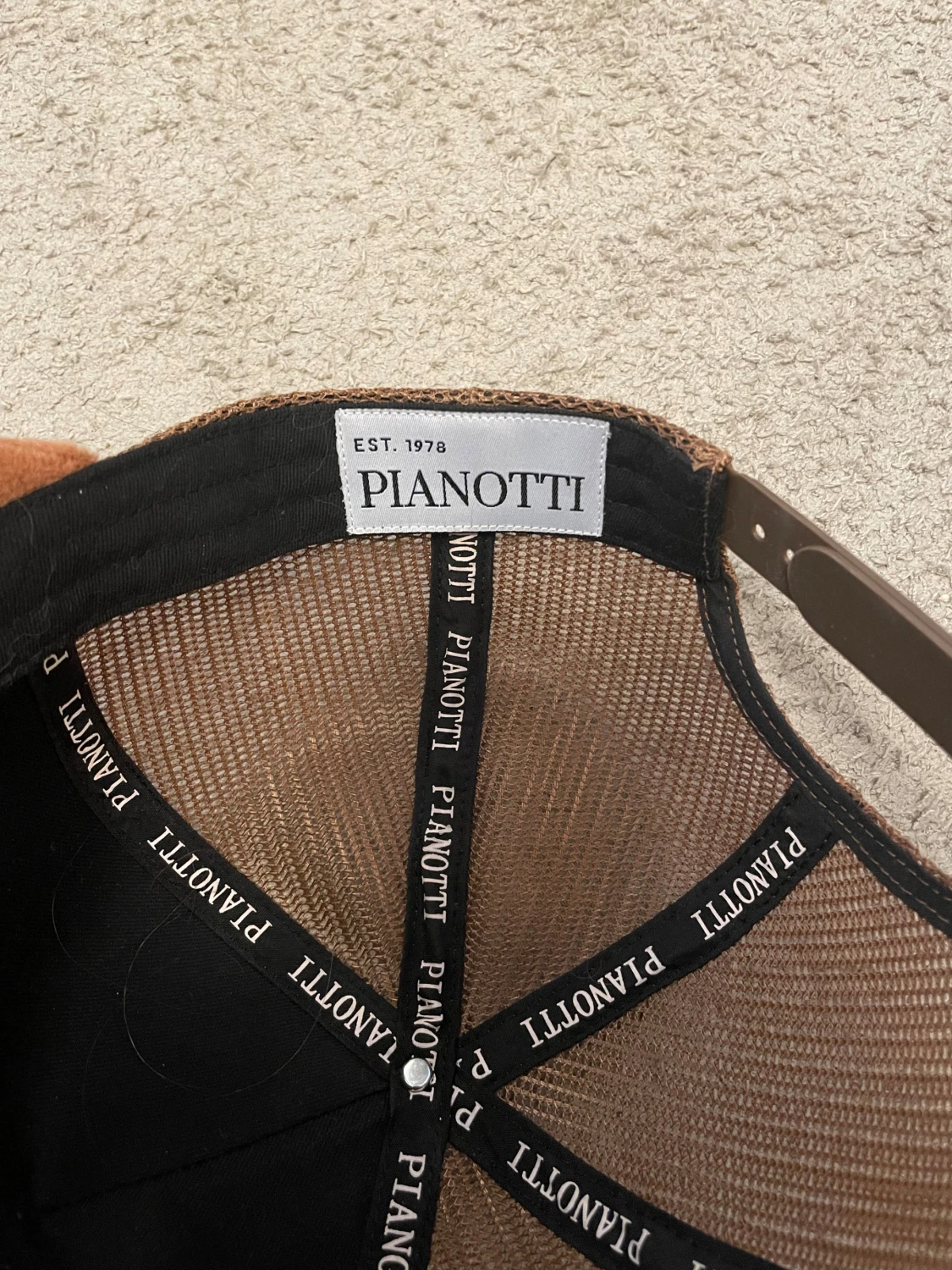 Ljusbrun pianotti keps i sammet  - 3