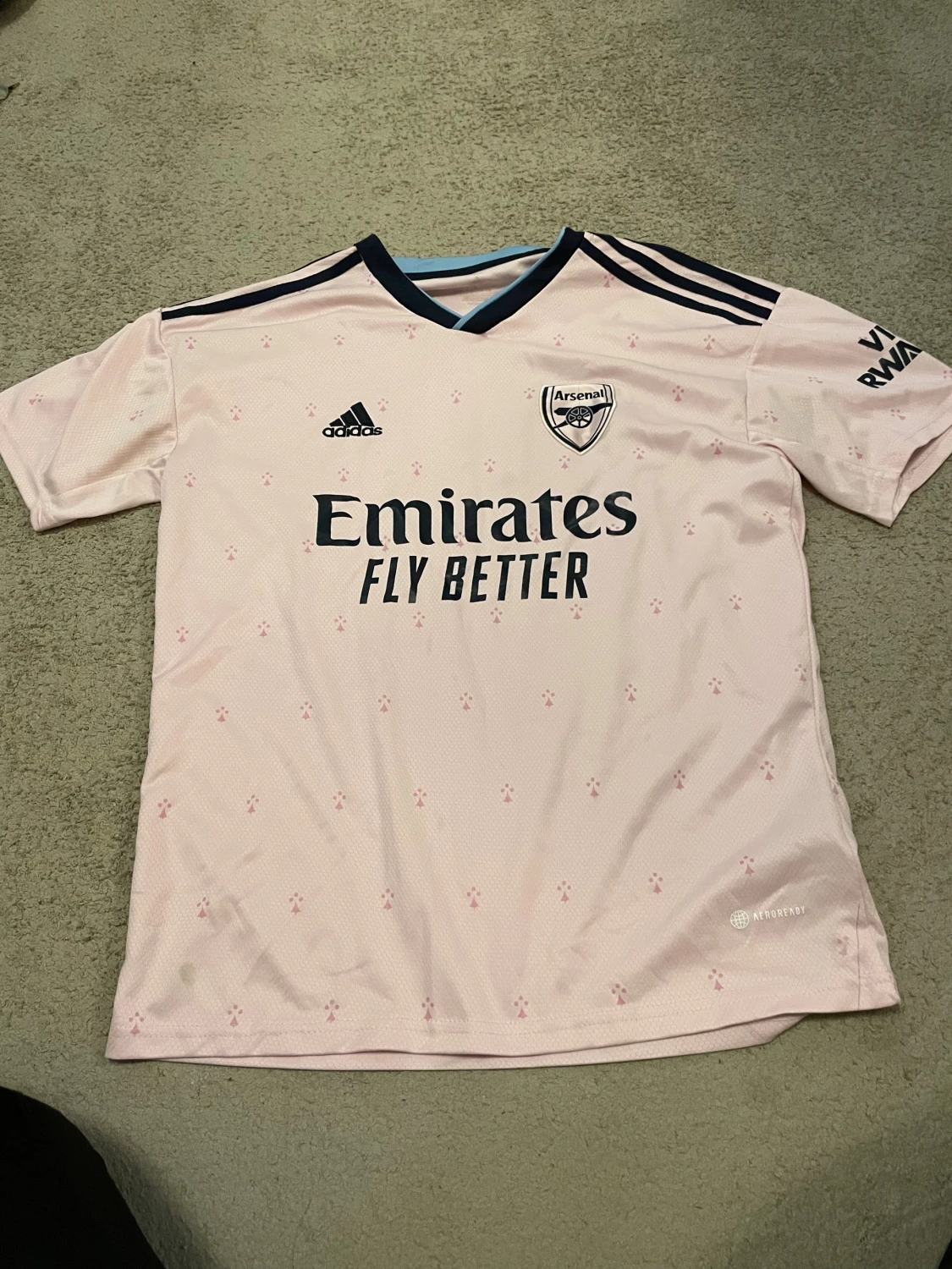 Ljusrosa fotbollströja från adidas