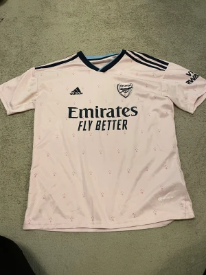 Ljusrosa fotbollströja från adidas - Snygg ljusrosa fotbollströja från adidas. Inga skador. 💕