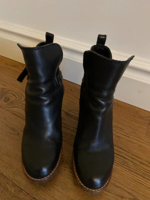Acne skor  - Snygga svarta boots i skinn med rund tå och stabil klack. 