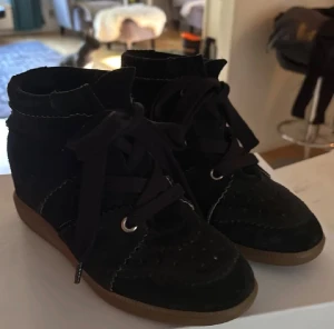 Svarta mockasneakers Isabel Marant - Svarta sneakers från Isabel Marant i modellen Bobby. Tveka inte att skriva om du har några frågor!💞