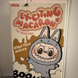 Äkta NY Labubu - Helt ny ÄKTA oöppnad Labubu Perfekt julklapp ⛄️❄️  THE MONSTERS - Exciting Macaron Vinyl Face Blind Box  Här vet man inte vilken man får, det är en överraskning!  Har man tur kan det ligga en secret i ❤️ Vi råka dubbelbeställa så har fler än vi behöver  Boxen är oöppnad, det finns en qr-kod på baksidan som bevisar äktheten.  Jag tar inte emot retur, då förpackningen är förseglad. 