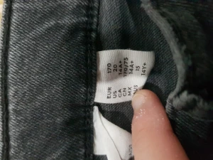 Svarta slim fit jeans med justerbar midja - Svarta jeans med slim fit och justerbar midja, klassisk femficksmodell och raka ben. Jeansen har knapp och dragkedja framtill samt snygga bakfickor. Perfekt för dig som gillar stilrena och enkla jeans med bra passform.