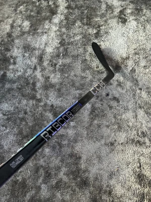 CCM Ribcor Trigger 9 55 Flex P90TM - CCM Ribcor Trigger 9 hockeyklubba med 55 flex och P90TM blad. Klubban har en modern design och ser ut att vara i mycket gott skick utan synligt slitage. Perfekt för spelare som söker snabb release och respons. Passar både träning och matchspel.