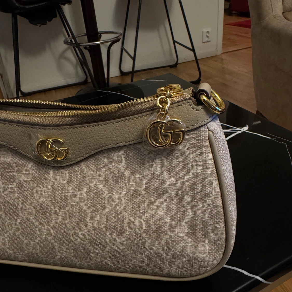 Beige axelväska från Gucci med GG-logga - 1