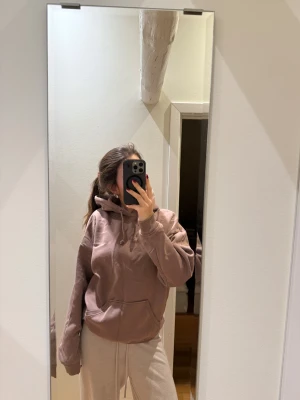 Beige hoodie från BikBok XS - Mysig beige hoodie från BikBok i storlek XS. Hoodien har huva med snörning, magficka och ribbade muddar vid ärmslut och nederkant. Använd fåtal gånger💕