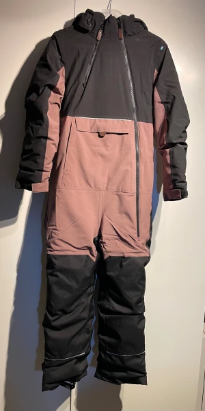 Overall i storlek 150 - En supervarm overall från Lindberg i färg dust muave stl150.Vattenpelare: 15000 mm.  Den är ny då dottern inte hann använda den innan hon växte ur den.  (Ordinarie pris 1500:- ) 