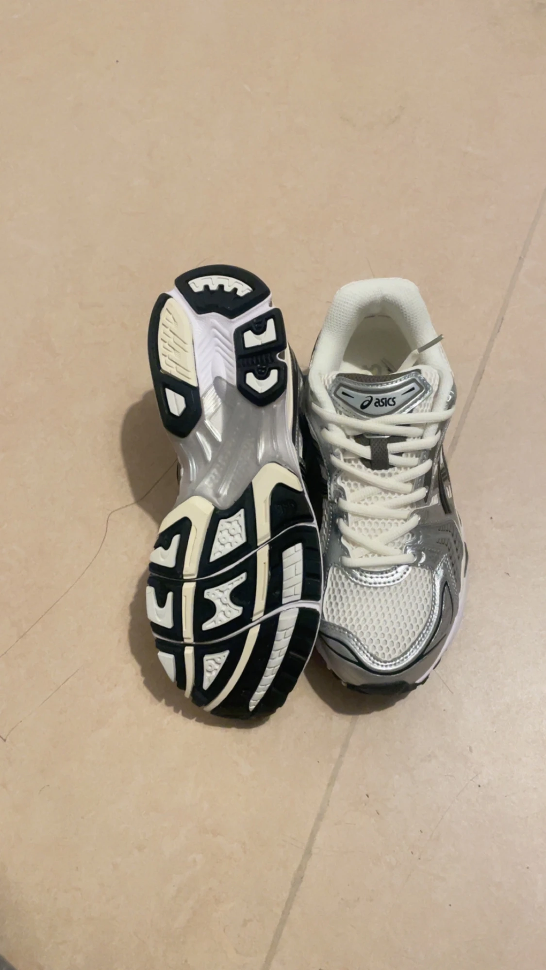 ASICS sneakers i silver och vitt - 3