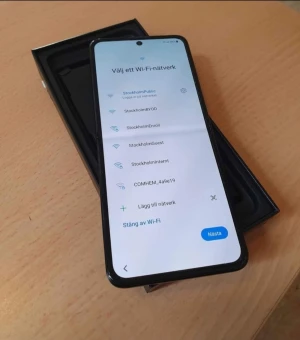 Samsung Galaxy Z Flip3 5G - Samsung Galaxy Z Flip3 5G i svart, med originalkartong. Snygg vikbar design, dubbla kameror och extern skärm. Skicket ser mycket bra ut utan synliga repor eller skador. Perfekt för dig som vill ha en unik och modern smartphone med 5G-stöd.