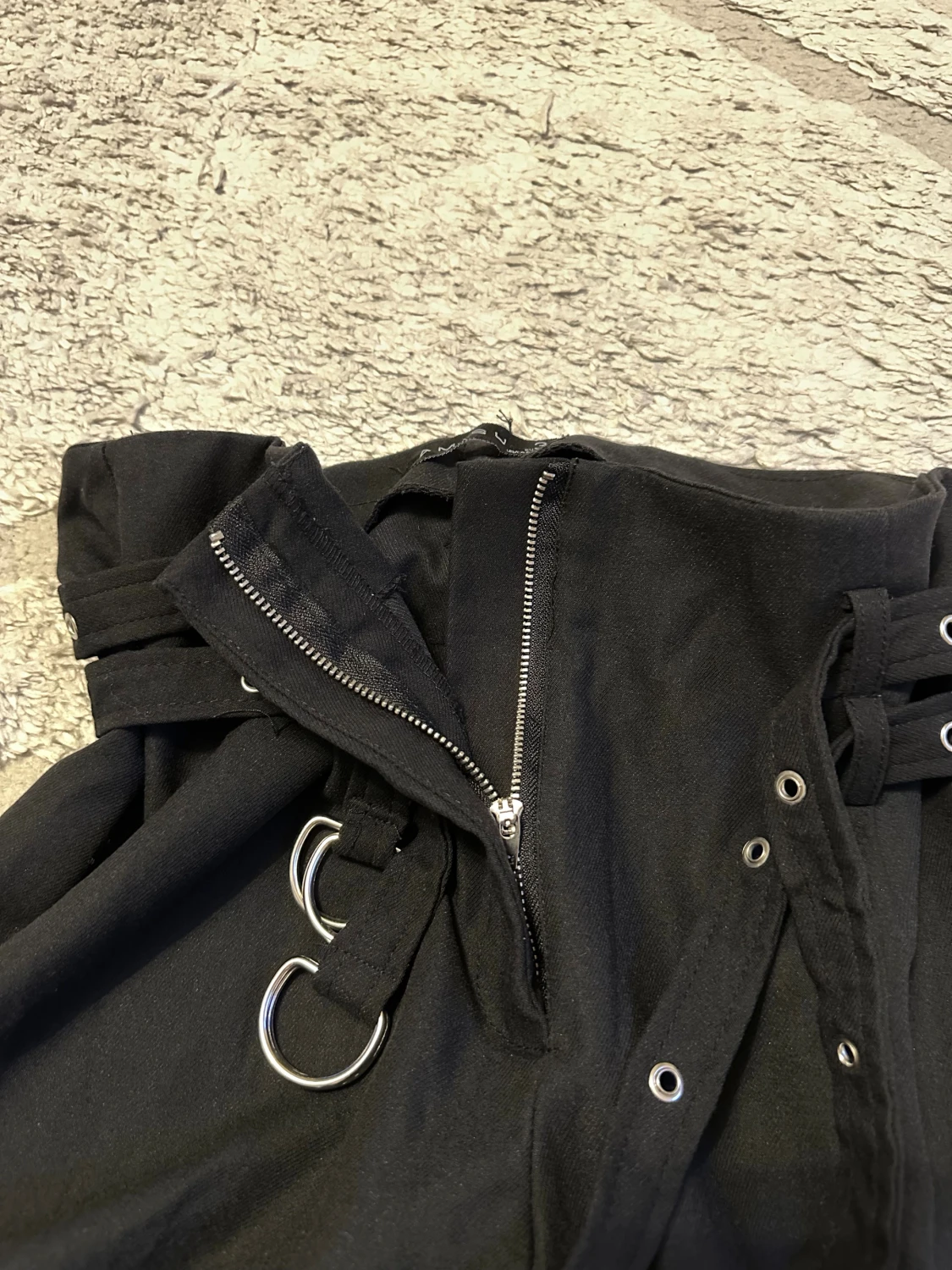 Svarta högmidjade byxor med bälte - 1