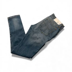 Blå  jeans från Tiger of Sweden - Snygga blå jeans från Tiger of Sweden. Perfekta för dig som gillar en modern och stilren look. Storlek:W30 L32. Hör av er vid frågor!