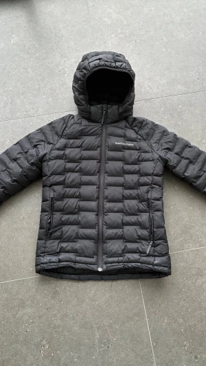 Svart dunjacka Peak Performance - Svart dunjacka från Peak Performance.      Stl 160 Fint skick 