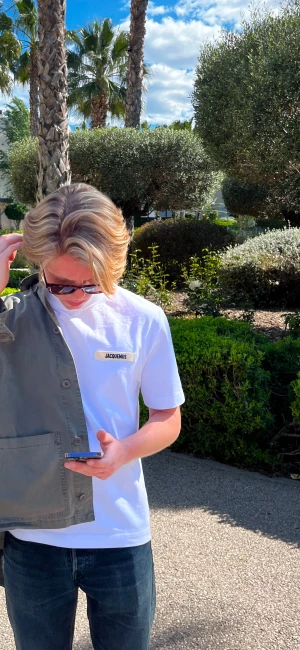 Jacquemus t-shirt vit - Vit t-shirt från Jacquemus i felfritt skick. Liten lapp på bröstet med Jacquemus-logga. Sjukt fräsch och lyxig t shirt, storlek XS men jag bär alltid S så den sitter som en S. Nypris 2200, använd sparsamt och helt och hållet i nyskick. 