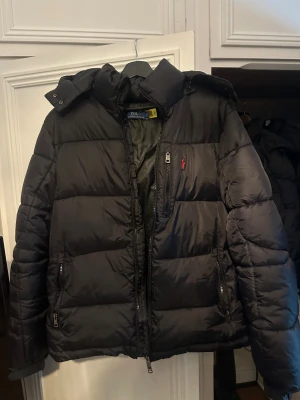 Helt nya Ralph Lauren-jackor – finns i M & L - Säljer helt nya och oanvända Ralph Lauren-jackor i storlekarna M och L. Jackorna är varma, stilrena och passar både till vardags och finare tillfällen. Originaletiketter sitter kvar. Finns för snabb affär!  💯 Skick: Helt ny (oanvänd) 📏 Storlek: M & L 🎨 Färg: Svart (andra färger kan ev. finnas – fråga gärna!) 👕 Passform: Unisex