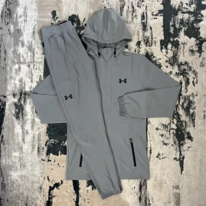 UNDER ARMOUR - VANISH GREY TRACKSUIT - Under Armour – Vanish Grey Tracksuit • Jacka och byxa i matchande färg • Storlekar från XS till 2XL • Går också få den på sneaks,se