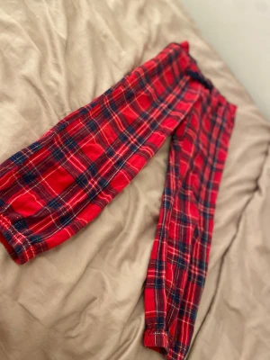 Randiga pyjamasbyxor  - Röda och blåa pyjamasbyxor, perfekta nu till jul. Jättesköna att ha på sig och även varma. Från Hampton republic och gjorda av 98% bommull, alltså ingen polyester💕