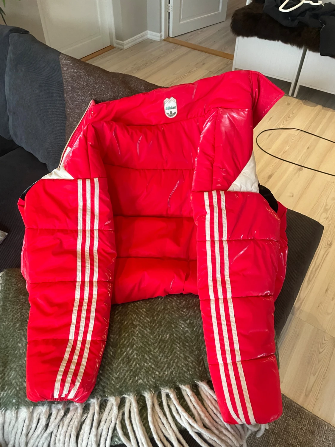 Röd pufferjacka från Adidas, M - 3