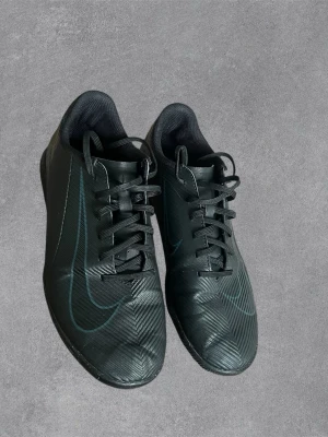 Svarta Nike Vapor fotbollsskor strl 41 - Nike vapor 16 club ic inomhus skor storlek 41 köpte från stadium för 799kr. överallt bra skor. Skriv Järna om du vill ha bättre pris 