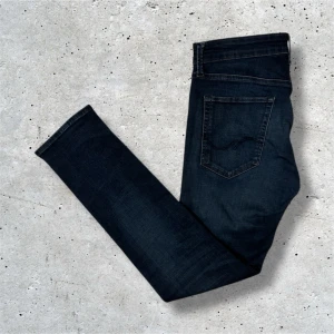 Jack&Jones jeans Slim/Glenn - Säljer detta par Jack&Jones jeansen i marinblått. Jeansen är i modellen Slim/Glenn och kommer i stl W32 L32, inga synliga defekter. Hör av er vid intresse, pris kan diskuteras vid snabb affär! 🤝