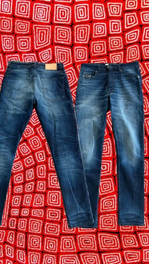 Jeans med snygg slitage/tvätt - Ett par jeans storlek 30. Mörkblå färg med en schysst denim slitage.   Har du några frågor eller prisförslag? Hör av dig gärna !