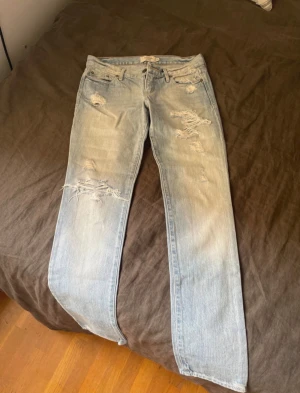 Slutsålda jeans  - Suuuuper snygga jeans från Abercrombie & fitch med låg midja och slitningar ☺️