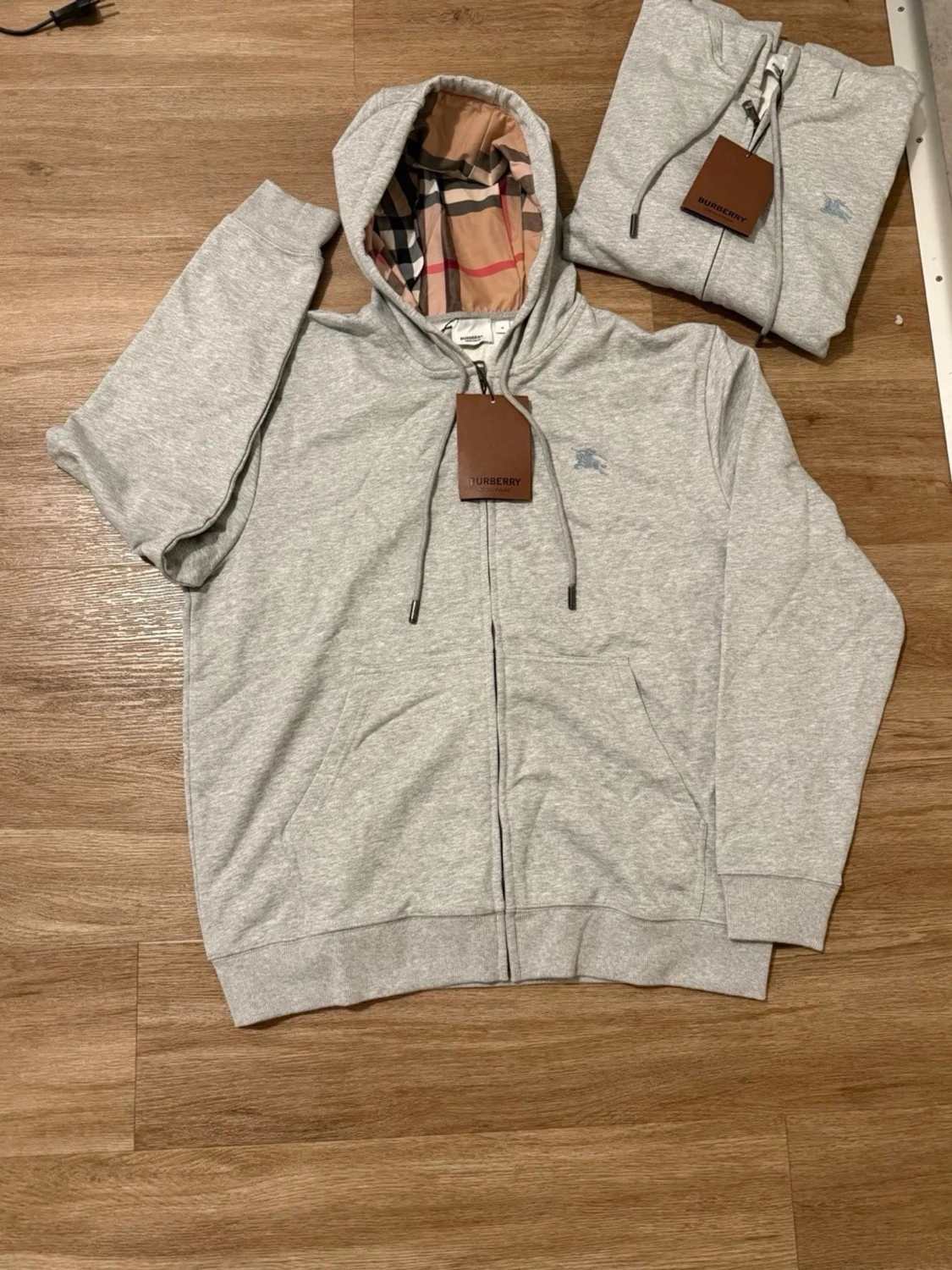 Grå hoodie med rutigt foder, stl M – Nytt skick