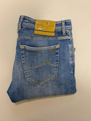 Jacob cohen jeans limited edition 622 - Blåa Jacob Cohen jeans limited edition 58/187 //  Mycket bra skick //  Modell 622 //  Storlek 33 //  Mått  Längd 104cm  Midja 43cm  Innerben längd 82cm  Benöppning 18cm  Skriv vid minsta fråga eller fundering💯🤝