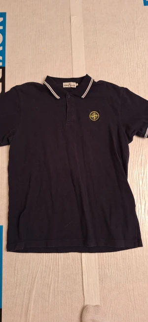 Stone Island Piké - Mörkblå pikétröja i 100 % bomull. Sitter som en tight M.
