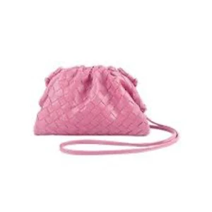 Rosa clutch - Jättefin rosa clutch från fyndiq. Använd fåtal gånger därav bra skick. Nypris 265kr. 