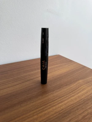 Twist Me Up Mascara från CAIA - Färgen är svart. Är helt ny och oanvänd. Nypris är 275 kr.
