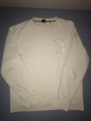 Boss hoodie (ingen luva)  - Säljer den för att den knappt används. Köpte för 900kr på Plick tidigare men har använt den ungefär 5 ggr till tex familjemöte eller liknade för att fräscha upp outfiten. Vid frågor kom dm