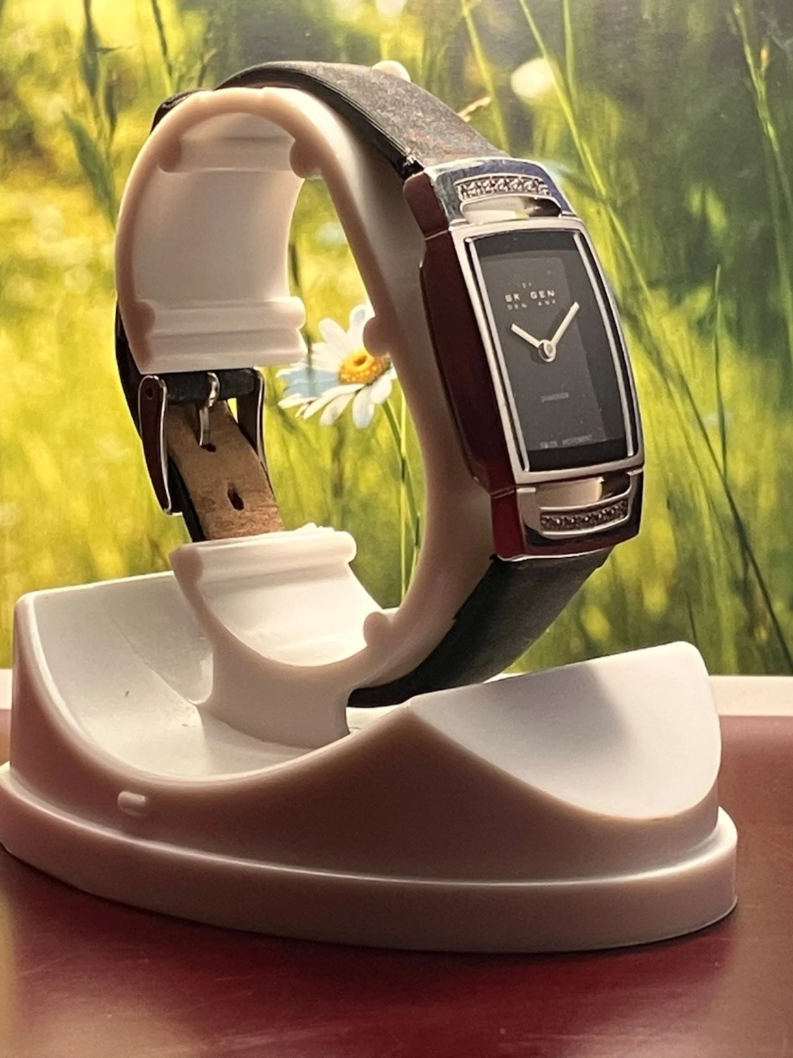 Svart Skagen klocka med diamantdetaljer - 5