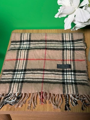 Burberry halsduk  - Fin burberry halsduk som är sparsamt använd och utan slitage. Perfekt stilrent tidlöst plagg som är perfekt inför kylan i vinter.❄️ Finns fler färger på profilen så ta gärna en titt.🥰   