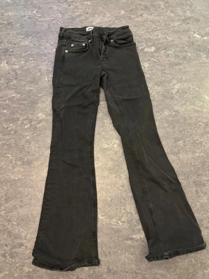 Svarta bootcut jeans  - Snygga svarta jeans med bootcut-ben. Jeansen har normal passform och är tillverkade i mjukt denimtyg som sitter skönt. Perfekt för dig som gillar en tidlös look med lite extra vidd nedtill. Finns även i storlek S