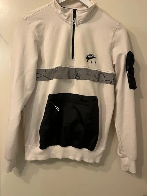 Nike air tröja storlek M - Nike air tröja storlek M har ett litet hål som är på bilden 
