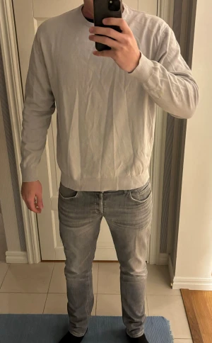 Alan Paine tröja - Galet schysst grå populär Alan Paine tröja i storlek 56 säljes, (han på bilden är 187 cm och väger 86 kg). Perfekta basplagget perfekt året om. Inga hål eller fläckar och superfint skick verkligen! Tveka inte vid minsta fråga eller fundering 