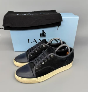 Lanvin Skor | 41 - Lanvin Dbb1 Sneakers | Grymt skick! | Storlek 6 | Original box och dustbag ingår | INGA BYTEN | Fraktar spårbart eller möts upp i Täby | Hör av er vid funderingar 🙌