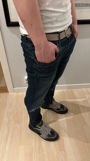 Mörkblå Tiger of Sweden Jeans - Tja! Säljer ett par mörkblå jeans från Tiger Of Sweden med snygga slitningar vid knäna. Perfekt för dig som vill vara avslappnad men ändå välklädd. Bara höra av dig vid frågor så svarar jag så fort som möjligt!🚀