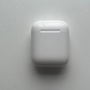 AirPods 2 - Snygga och välfungerande Apple AirPods 2 med laddningsetui. Trådlös anslutning, smidig laddning och klassisk design. Skicket är mycket bra med endast minimalt slitage på etuiet. Perfekt för musik, samtal och träning. GRATIS FRAKT I EN VECKA FRÅN 5/10. pris kan diskuteras 