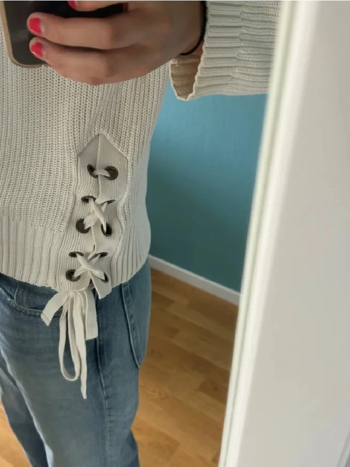 Vit stickad tröja med snörning - 1