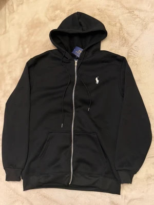 Polo Ralph Lauren Sweatjacka i Svart - En Ralph lauren kofta med svart eligant färg helt ny. (Innan du vill köpa skriv till mig)