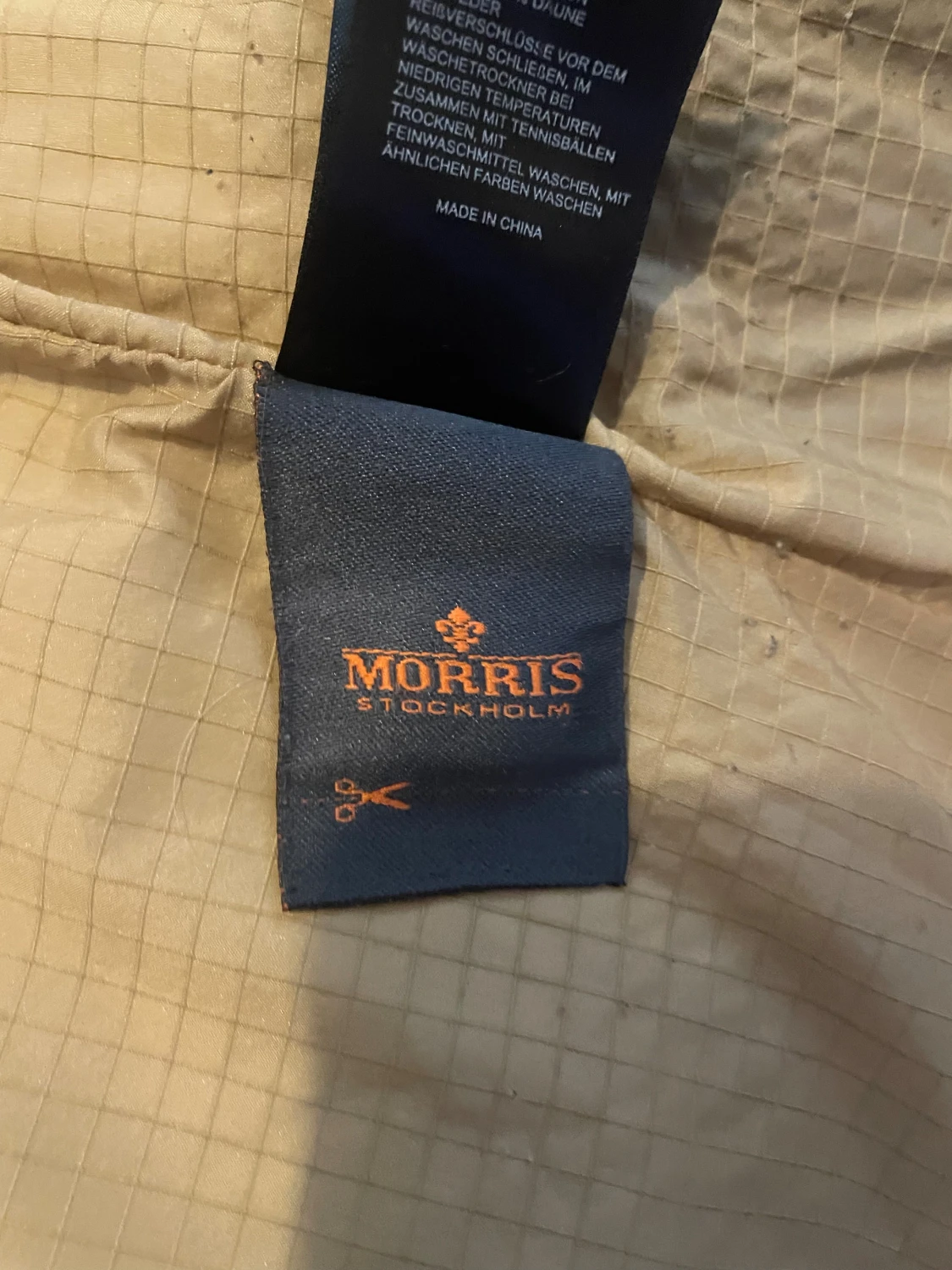 Röd dunjacka från Morris, Small men passar mig som är medium. Västen säljes nt längre i butik därav priset Medium - 4