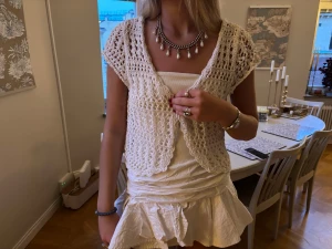 Beige virkad kofta med kort ärm - Superfin beige virkad kofta med korta ärmar och v-ringad öppning framtill. 