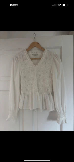 Vit blus - En supersnygg vit blus med snygga detaljer