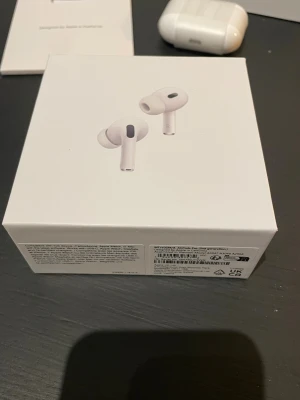 AirPods Pro 2 USB-C - - Oanvänd - Garanti till 2026  - Säljer då jag fick i present, men har redan AirPods Max som jag använder - Kom med prisförslag
