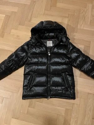 Moncler Maya - Moncler Maya i storlek 3 vilket motsvarar M ungefär. Den är köpt förra året. Den är i väldigt fint skick. Inga defekter eller några konstigheter. Qr-kod även NFC  funkar utmärkt. 🌟