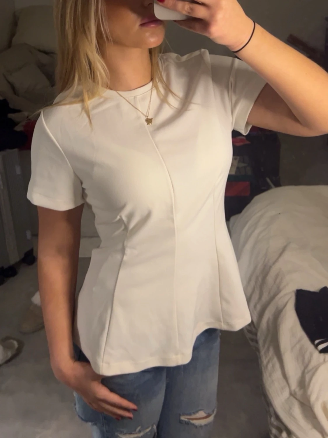 Vit blus från H&M med figurnära passform - 1